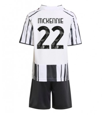 Juventus Weston McKennie #22 Hemmakläder Barn 2025-26 Kortärmad (+ Korta byxor)